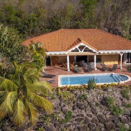 Villa Cap Sud avec piscine et vue mer: Les Anses-dʼArlets şehrinde bir otel