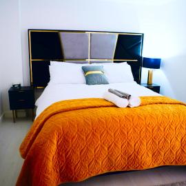 Perfect 1 Bed Apartment Sleeps 5 1 Kingsize bed 1 double Sofabed & Foldable Single bed Free Parking Wifi good transport network shopping Holiday Makers Families Contractors in North London, hotel u gradu Enfild
