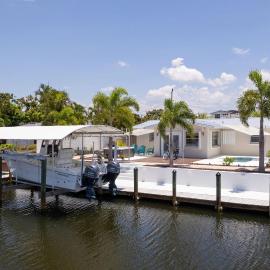 Waterfront Bungalow with Pool and Bikes in Matlacha, hotel i Matlacha