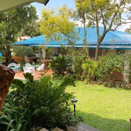 Vacation Garden Home with central aircon, Netflix, billiards, table tennis and karaoke