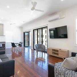 Largs Oasis, Beach and Jetty views - Free wine, hotel in Largs