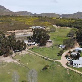 Kleinwatervalplaas Farm Stay Accomodation, hotel in Caledon