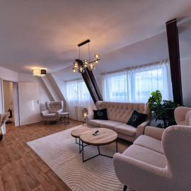Helle großzügige Dachgeschoss Wohnung I Parkplatz I Schloss Blick #Cosiness Company
