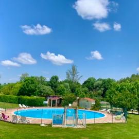 Camping Familial paisible avec piscine, mobil home , chalet, Studio & emplacement nue, hotel in Casties-Labrande