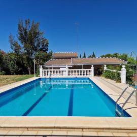 Villa Familiar con Piscina Privada y Barbacoa cerca de Sevilla