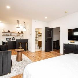 Historic Downtown Studio, Steps to Bathhouse Row, Room # 203