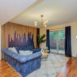 3 Bedrooms Spacious Central Condo w Pool, hotel din Houston