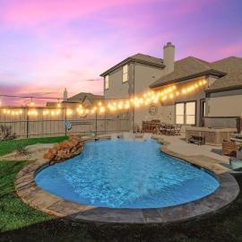 Vibrant Texas Escape - 5BR, Pool & Hot Tub
