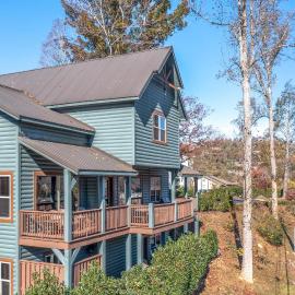 The Great Dogwood Manor by Stony Brook Cabins