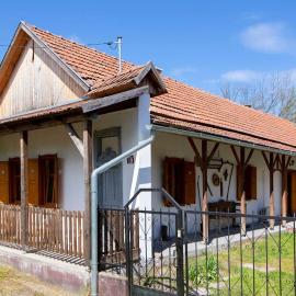 Tulipános Porta, hotel di Sarud