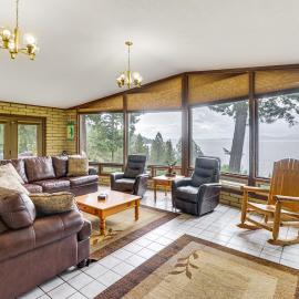 Flathead Lake Views: Scenic & Spacious Retreat!, hotel em Bigfork