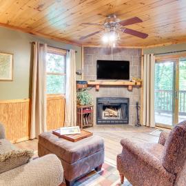 'Fox Den' w/ Hot Tub! 22 Mi to Cataloochee Skiing, hotel a Whittier