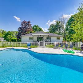Game Room & Hot Tub! Cresco Family Home، فندق في Cresco