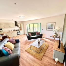 Fox Acre Lodge - Amazing Views, Hotel in Usk