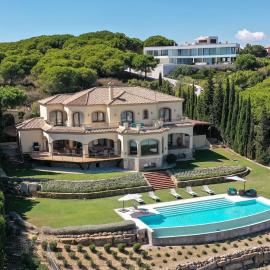 Casa Ceylan Luxury 8 Bed Villa with Sea, Golf & Mountain Views, hotel in Sotogrande