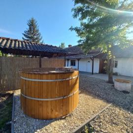 Dézsa-vü Vendégház, khách sạn ở Sarud