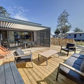 Chalet de standing 6 pers - Piscine chauffée - Proche plage - WIFI - Parking - Terrasse privée - FR-1-361-476, hotel in Jullouville-les-Pins