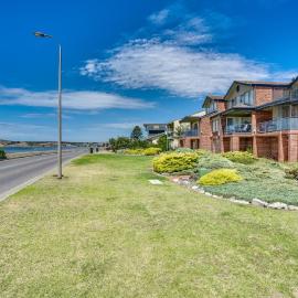 By The Sea Beachfront Apartment Wifi