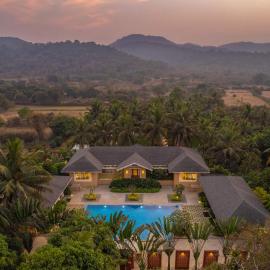 StayVista at Amara Villa Luxury Collection with Private Pool & Gazebo, hotel in Alibaug