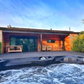 Chy Mena. South facing lodge with hot tub & views., готель у місті Сент-Аґнес