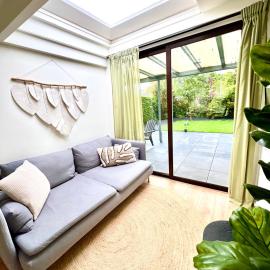 Cozy family chalet with spacious garden in the nature between Amsterdam Haarlem and Schiphol Airport, hotelli kohteessa Vijfhuizen