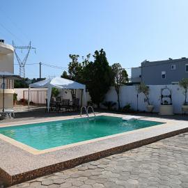 Oasis Lower Ground Floor Apartment, hotel a Argos