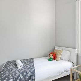 Lovely Single Room - Nearby Transport & Shops - Shared Bathroom, hotel in Killara