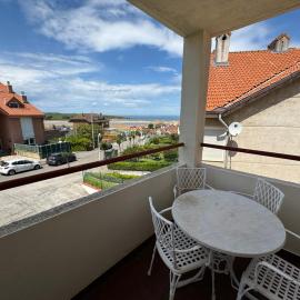 Duplex con Terraza en Mogro, hótel í Mogro
