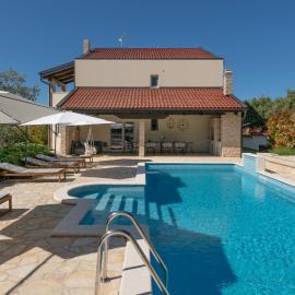 Villa Allegra Istriana in Fazana with sea view & spa, hotel in Fažana