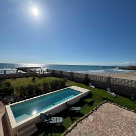 Oasis en la playa: piscina y relax