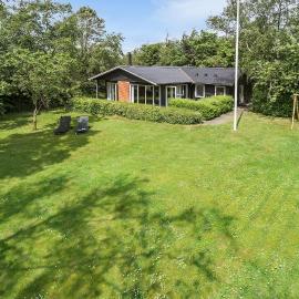 3 Bedroom Pet Friendly Home In Højslev, hotel din Højslev
