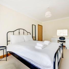 GuestReady - Spacious 4bed with backyard, hotel Brentben