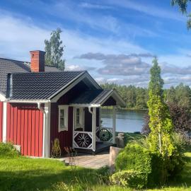 The Pintorp cabin by the lake, hotel di Mora