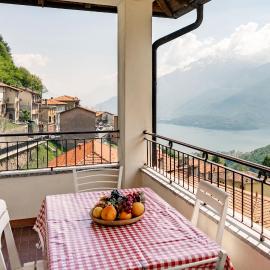 Sciura Elena's Terrace With Lake, Mounts & Valley by Halldis, hotel a Garzeno