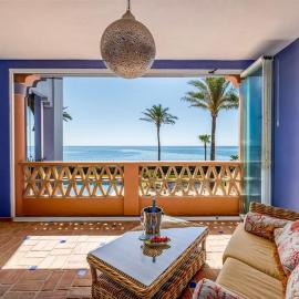 Spacious Seaside Retreat - La Perla del Mar