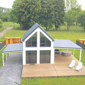 Ferienhaus Mila 70qm bis 5 Gäste mit Fass-Sauna, Whirlpool April bis Oktober, 75qm Terrasse und eingezäunten Garten Haustiere willkommen, hotel a Sierosław