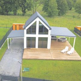 Ferienhaus Sophia 70qm bis 5 Gäste mit Fass-Sauna, Whirlpool April bis Oktober, 75qm Terrasse und eingezäunten Garten, hotel a Sierosław