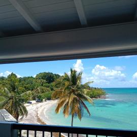 Une terrasse pleine vue mer