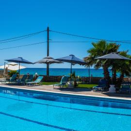Fanis seafront apartments, hotel in Agios Gordios