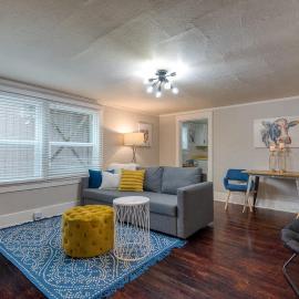 #StayinMyDistrict Heritage House Pet Friendly Apartment, hotel u gradu Kus Bej