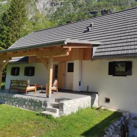 Holiday home by the emerald river, hotelli kohteessa Soča