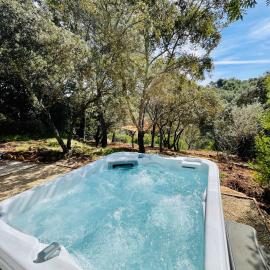 La grange des amoureux piscine jacuzzi et massages, hotel din Le Beausset
