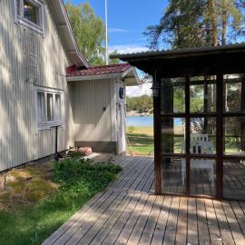 Naantalissa idyllinen merenrantatalo, OnnenPoukama, hotel in Naantali