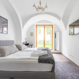 Tranquil Wachau Escape - 45m2 with Outdoor Terrace, hótel í Mautern