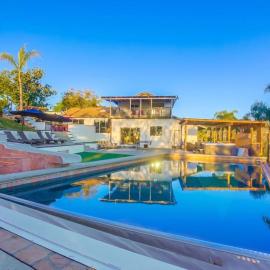 Large Pool Home on Two Acres with Views!, hotel v mestu Vista