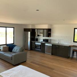 Modern studio with fabulous views, hotel v mestu Guyra