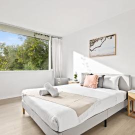 Luminous Ensuite Queen Room - Centrally Located
