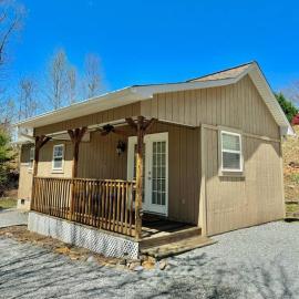 Cottage on Lake James Resort Amenities Included, Hotel in Marion