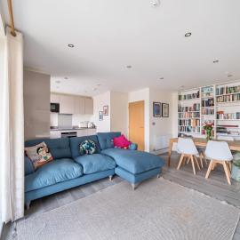 Spacious Apartment in Addlestone with Free Parking- Pass the Keys, hotel a Addlestone
