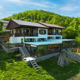 Conacul Fruntea cu ceru, hotel en Iloviţa